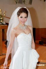 幻灯图：林莉穿婚纱拍广告秀身材 把林志玲当动力