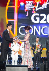 组图：张靓颖亚洲音乐节获杰出艺人奖 劲歌闪耀首尔