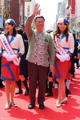 组图：哆啦A梦现身冲绳 女粉丝握手田中圣落泪