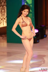 组图：港姐泳装秀热辣美胸 蛮腰翘臀各展风情