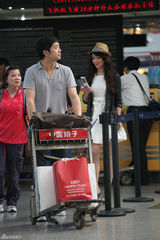 幻灯图：陈紫函机场高调秀美腿 当众点钞“不差钱”