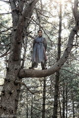 组图：车太贤与李熙俊在新剧中上演精彩高空搏斗