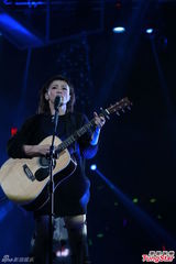 组图：何韵诗演唱会大跳热舞 献唱经典造型多变