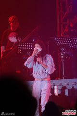 组图：薛凯琪豪放露胸 舞台脱裙性感热舞