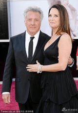 组图：达斯汀-霍夫曼与妻子穿黑色情侣装