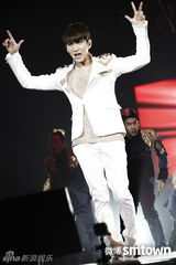 组图：东方神起北京开唱 献劲歌热舞现场变红海