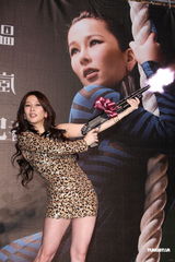 组图：温岚着豹纹裙庆功 有意拍孕时写真