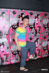 组图：陈奕迅开唱手受伤 与谢霆锋是“最佳损友”