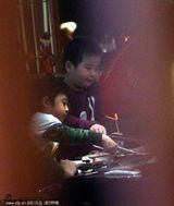 组图：张柏芝携儿子吃自助餐 Lucas自己动手烤肉