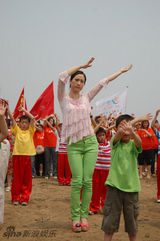 组图：芙蓉姐姐出席公益活动 放飞和平鸽露肉走光