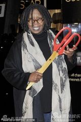 组图：奥斯卡小金人亮相 女星乌比-戈德堡剪彩