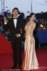 组图：裴素恩走红毯大胆裸露 性感美背一览无余