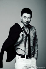 组图：李博戴墨镜拍黑白写真 尽显人文关怀