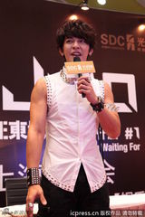 组图：汪东城签售会大秀肌肉引尖叫