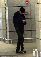 组图：黄晓明开车接Baby破传闻 机场约会被抓包