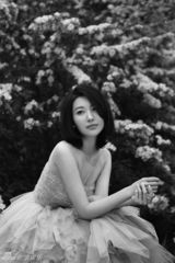 组图：殷旭时尚大片小秀玉背 黑白色调神秘素雅