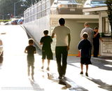 组图：贝克汉姆携三公子外出 父子吃冰激凌玩回眸