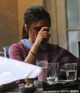 组图：贝嫂携友人喝下午茶 衣着时尚优雅迷人