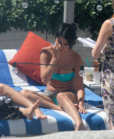 组图：赛琳娜泳池边秀比基尼 电话粥煲不停