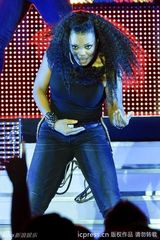 组图：珍妮-杰克逊蓬发狮吼气场十足 致敬天王MJ