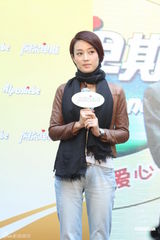 组图：马伊琍帅气亮相 手戴闪耀钻戒证婚姻甜蜜