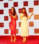 组图：汤唯悦悦再度重逢 彼此分享保养秘笈