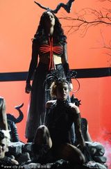 组图：凯蒂-佩里红十字Bra挺雪乳飚唱新单