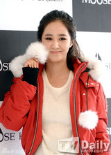 组图：少女时代Yuri时尚站台黑短裙搭棉服