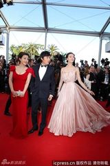 组图：《浮城谜事》剧组亮相戛纳 郝蕾齐溪争艳