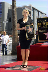 组图：温丝莱特好莱坞留星光 产后首秀黑裙妩媚