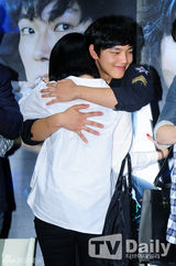 组图：《华颐》主创与观众互动 吕珍九抱粉丝