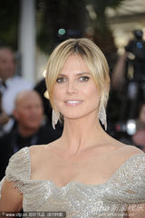 组图：超模海蒂戛纳走秀礼服露背身材高挑