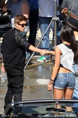 组图：贾斯汀-比伯为新曲拍MV 与女主角调情频笑场