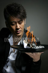 组图：吴秀波时尚写真曝光 忧郁眼神显熟男魅力