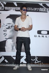 组图：吴建豪新剧巴黎将开镜 寄情工作疗情伤