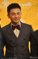 组图：苏有朋领结绅士范 《嫌疑人》剧组玩色彩