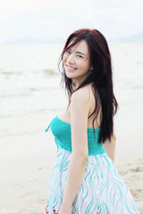 组图：女星孟茜气质多变 演绎夏末秋初性感与清纯