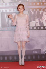 组图：林欣彤粉红薄纱短裙现身金像奖红毯