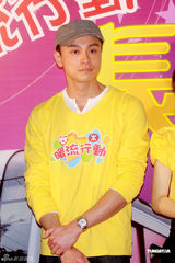 高清图：谭咏麟与郑欣宜做公益 与长者搭乘地铁