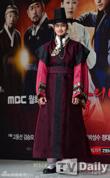 组图：《火之女神》发布 文根英着韩服端庄亮相