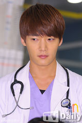 组图：探班《急诊男女》 宋智孝崔振赫救人忙