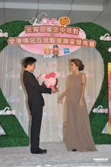 组图：谢婷婷安志杰甜蜜秀 对霆锋柏芝复合不表态