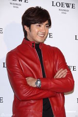 组图：贺军翔帅气亮相活动 Ella担心婚礼哭花妆