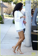 组图：蕾哈娜牛仔热裤晒美腿 旋转任拍性感撩人