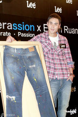 组图：阮经天出席代言活动 透露年底将拍动作电影