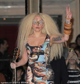 组图：Gaga怪人眼镜爆炸头抢镜 秀名画印花裙