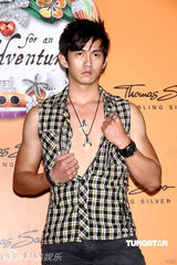 幻灯图：张惠妹男友现身珠宝发布会 称尚无结婚打算