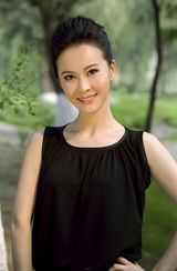 组图：张大静清新写真片出炉 大方女人显雅致