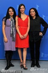 《阿曼尼亚》发布会 女星Aylin Tezel 红裙俏丽(图)