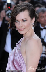 组图：乔沃维奇戛纳走秀大露背长裙性感